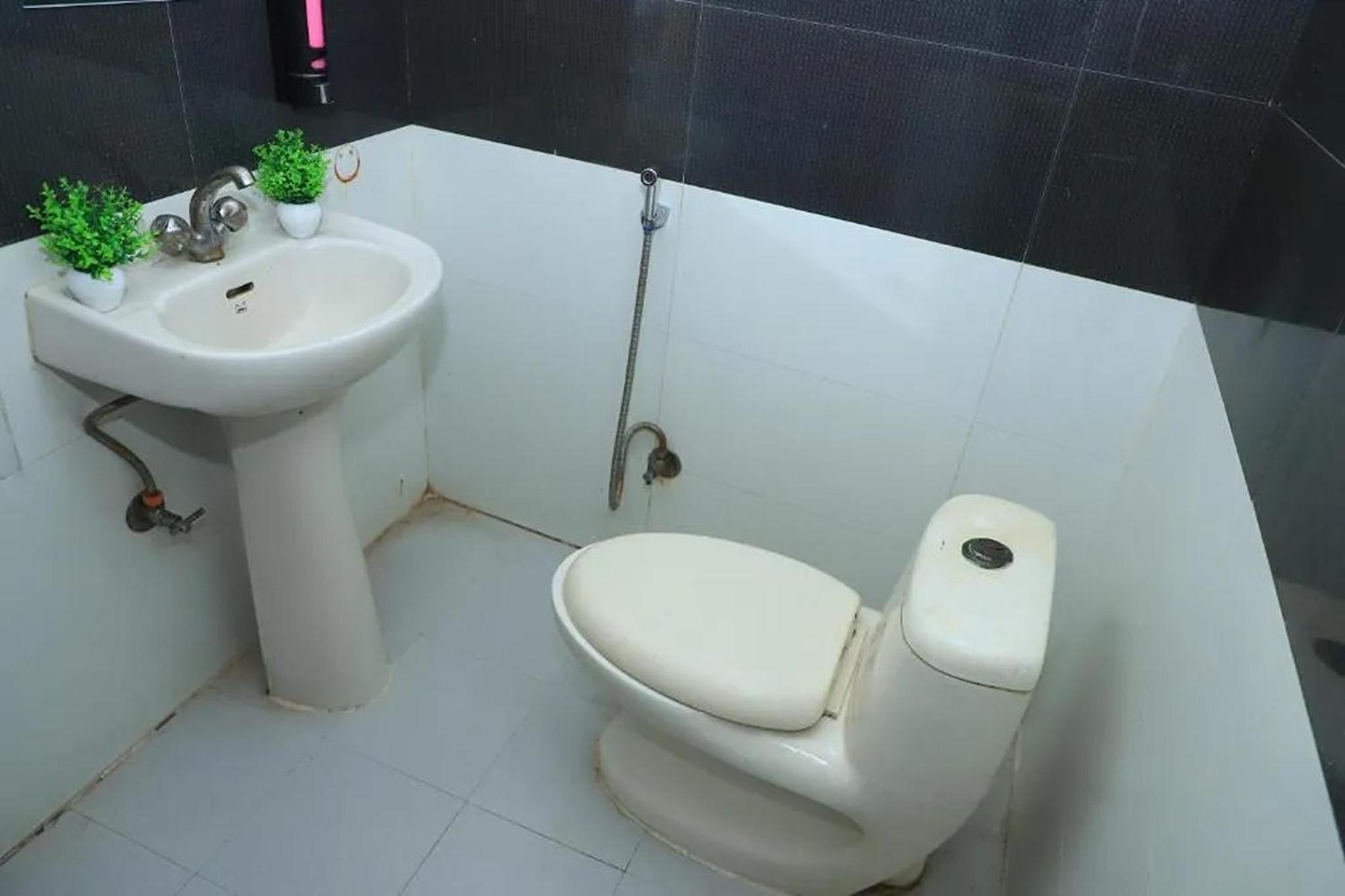 Hotel Global Inn By Quality Inn New Delhi Exteriör bild