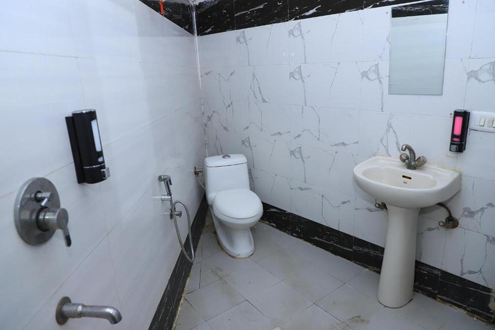 Hotel Global Inn By Quality Inn New Delhi Exteriör bild